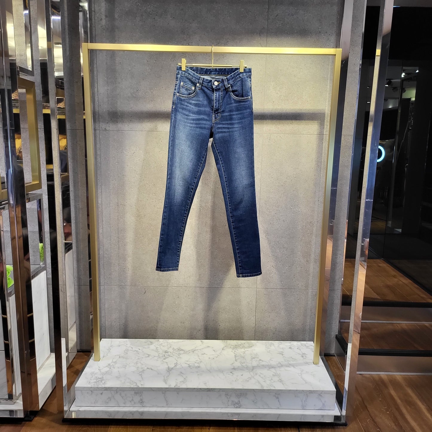 JOAN SKINNY