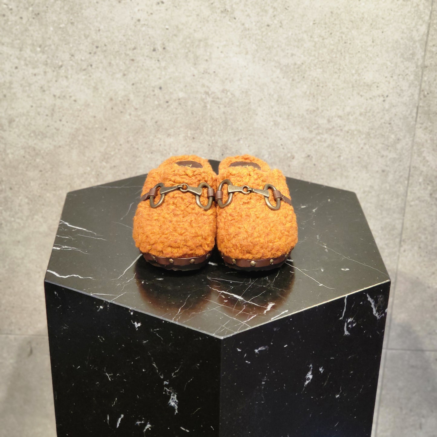 SABOTS TRADITIONNELS SUEDOIS EN PEAU DE MOUTON