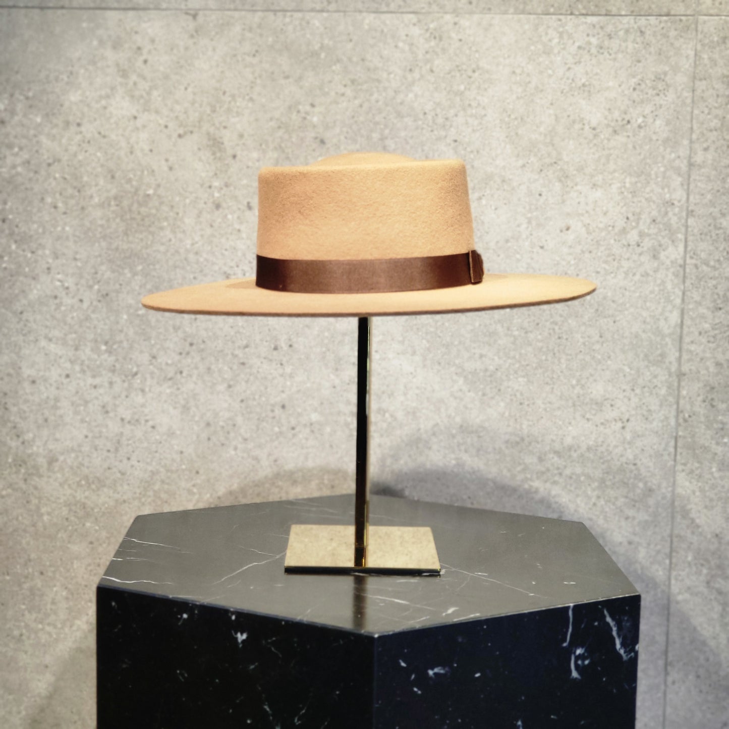 CHAPEAU EN FEUTRE
