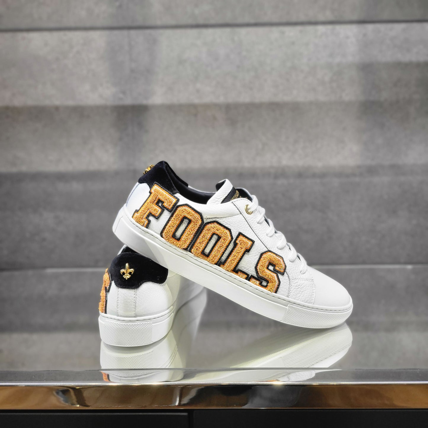 „LORDS & FOOLS“-SNEAKERS