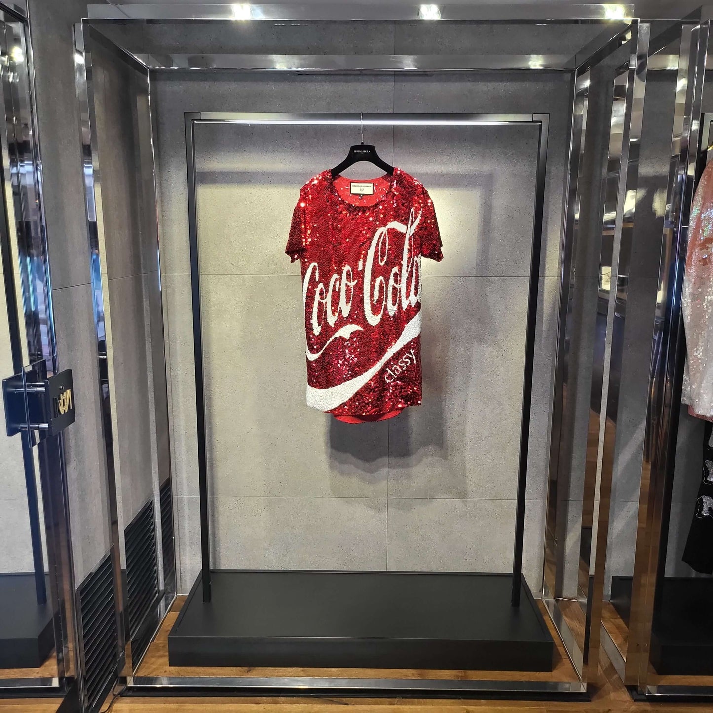 Robe Rouge en paillettes avec Logo Coco Cola