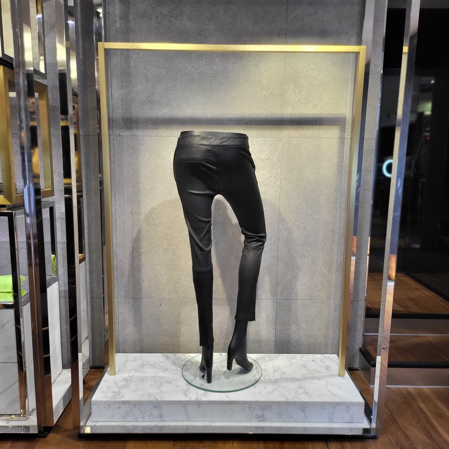 CHINO EN CUIR NOIR