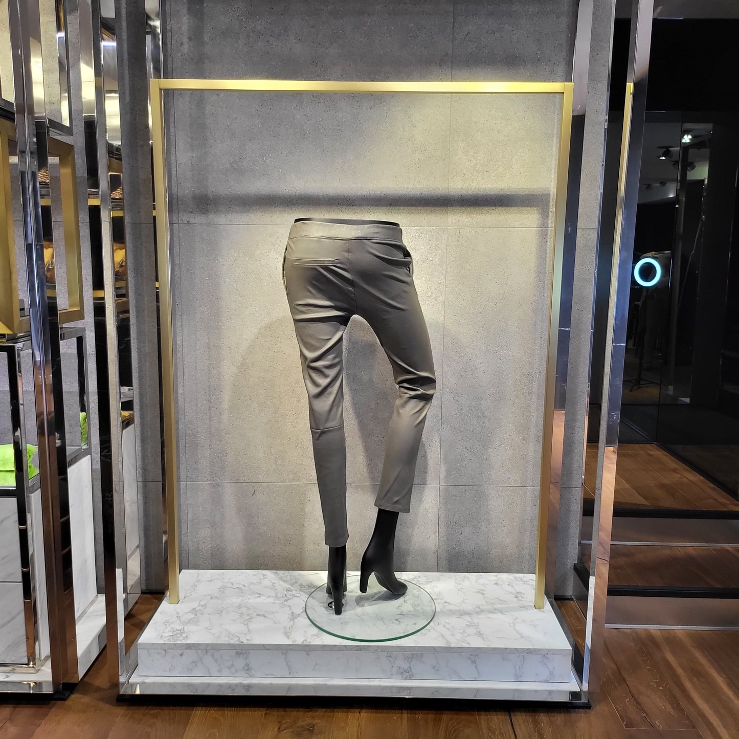 CHINO EN CUIR GRIS