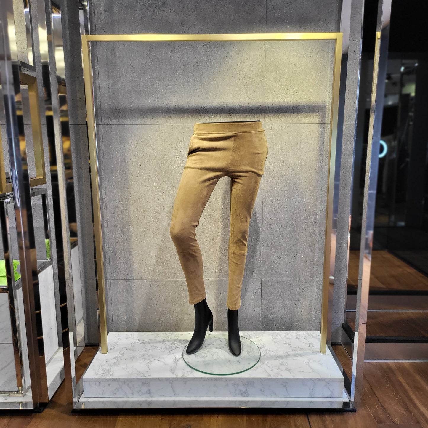 CHINO EN DAIM TAUPE