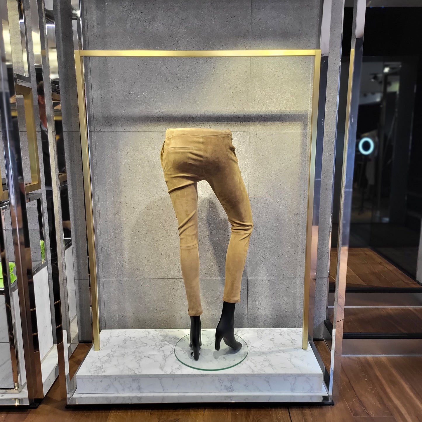 CHINO EN DAIM TAUPE